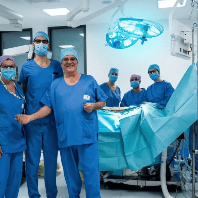 Chirurgien et son équipe au nouveau bloc opératoire de l'Institut du Cancer de Montpellier - crédit Agence audiovisuelle Coq Noir