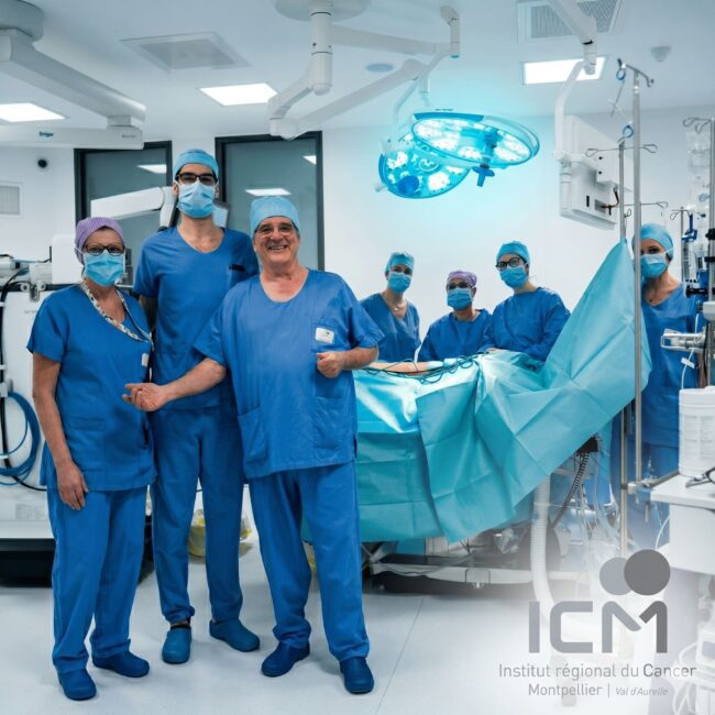Professeur chirurgien et son équipe au nouveau bloc opératoire de l'Institut du Cancer de Montpellier - crédit Agence audiovisuelle Coq Noir