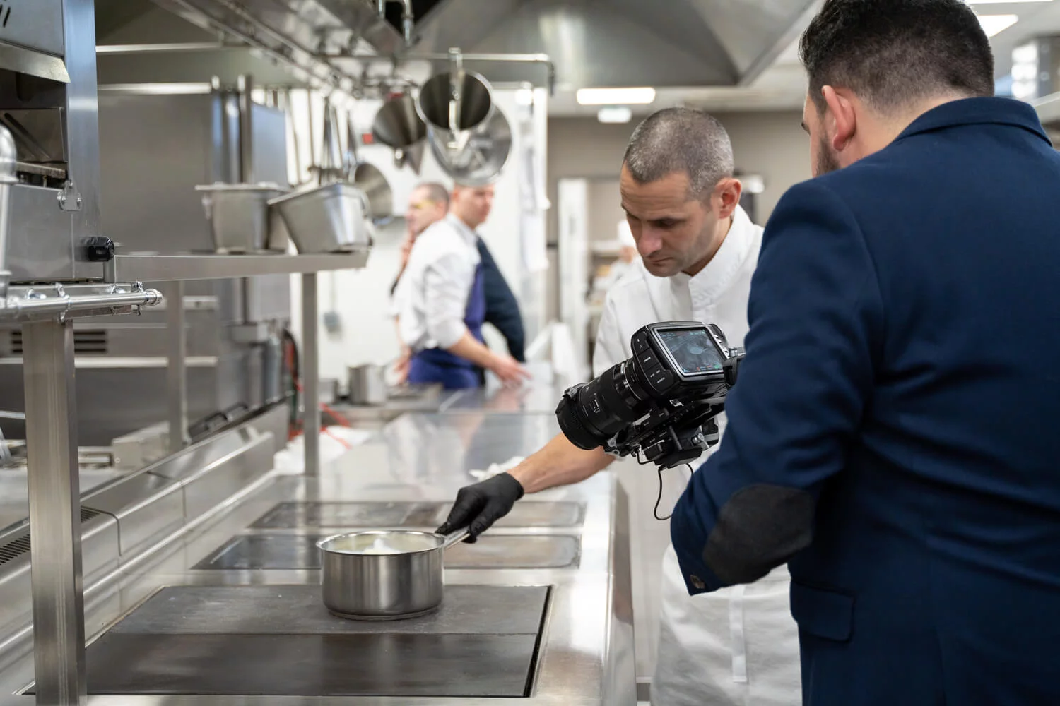 Lucas de Coq Noir en tournage dans un restaurant
